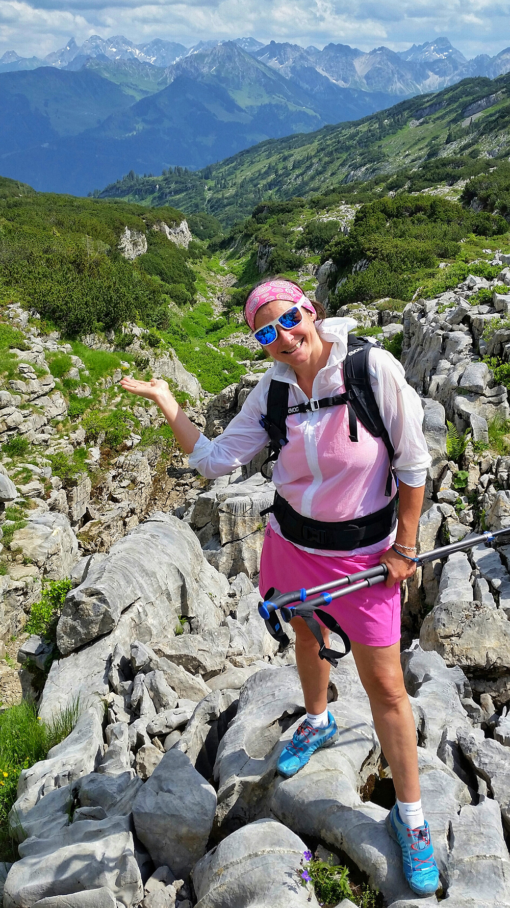 Frau Bergschön Kleinwalsertal Gottesacker Platteau Bergwanderung Ausblick