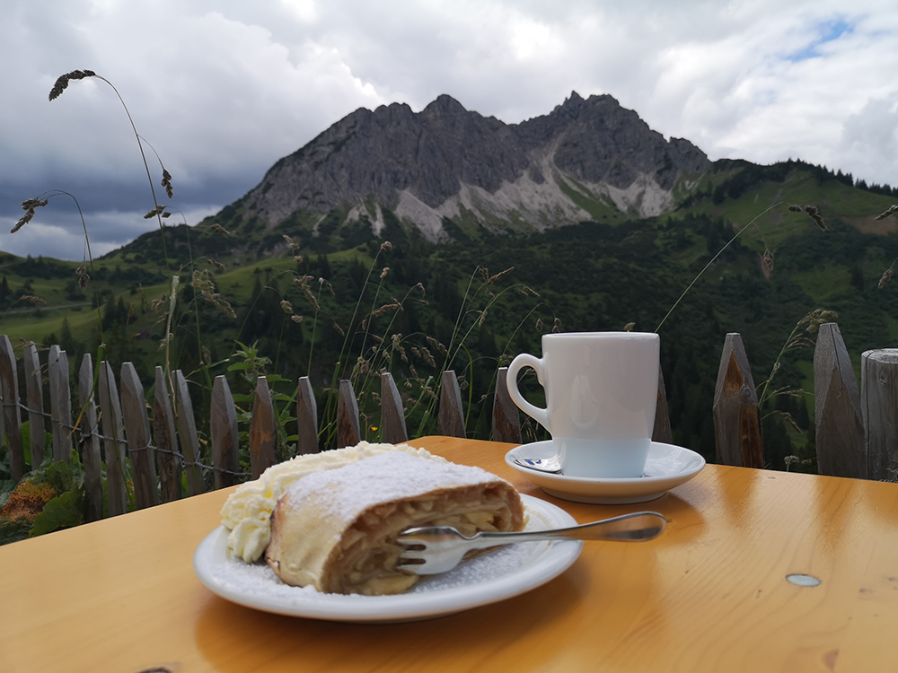 Frau Bergschoen Tannheimer Tal Nesselwängle Krinnenalpe